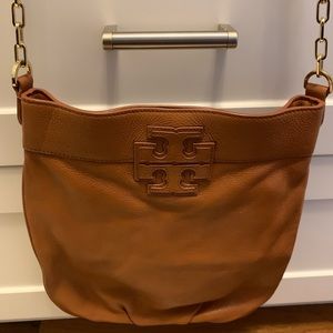 Tory Burch tan crossbody with gold hardware. Excellent condition.